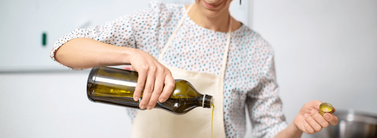 Come togliere le macchie di olio dai vestiti, anche quelle vecchie